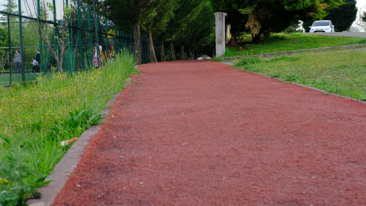 tres hombres corren el parque
