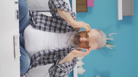 el video vertical del viejo pesimista está confundido en casa.