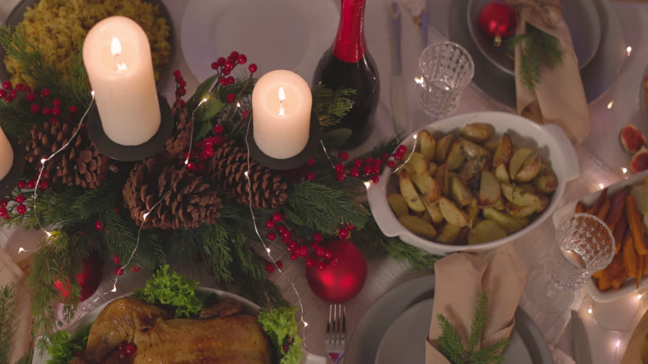 deliciosa comida tradicional y velas encendidas en la mesa para la celebración navideña 2