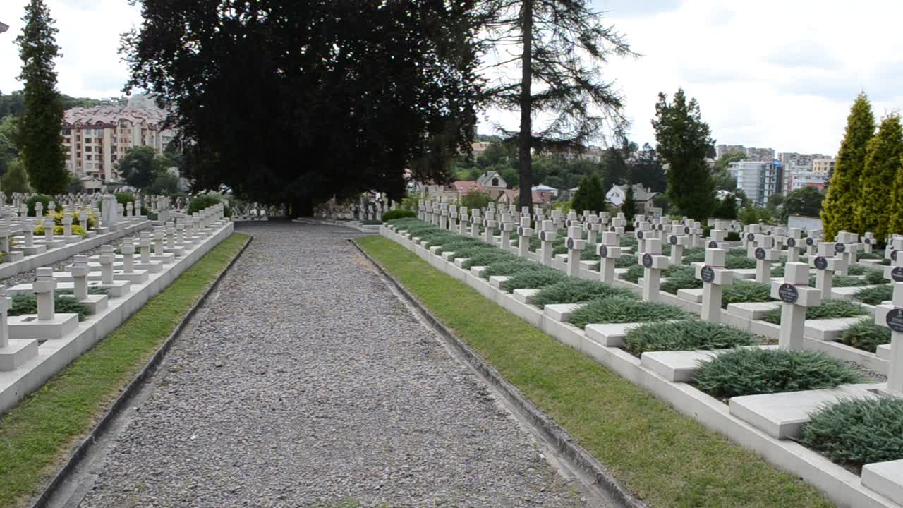 Cimitero militare polacco del periodo 1918-1920. Leopoli, Ucraina. Cimitero di Lychakiv, il complesso storico e commemorativo (dal 1991) a Leopoli nel quartiere storico di Lychakiv, uno dei cimiteri più antichi dell'Ucraina.