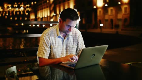 trabajando con el cuaderno en una tarde de verano