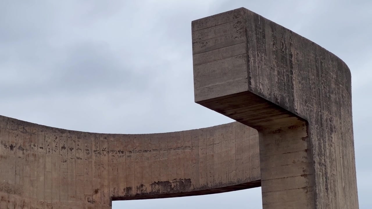 Detalle del monumento Elogio del Horizonte de Eduardo Chillida en un día nublado en Gijón, España