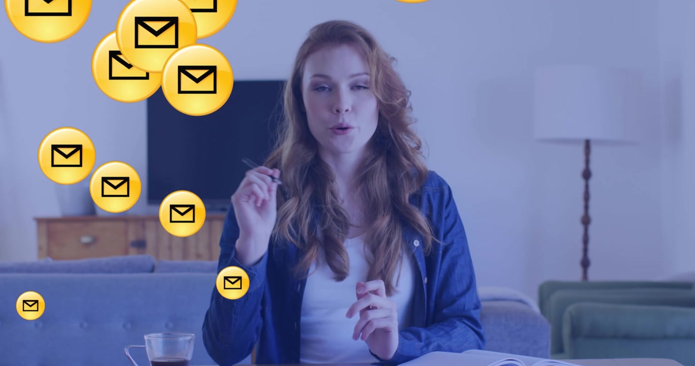 Giovane donna che lavora da casa circondata da notifiche email digitali