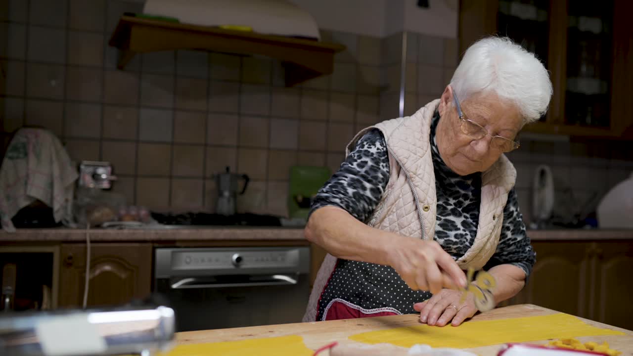 mujer mayor cocinando tortellini en casa
