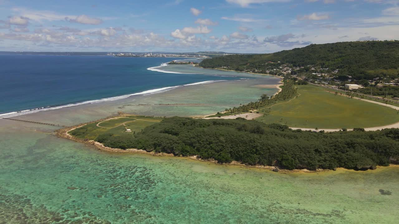 dron panorámico sobre asan point y el coral de guam