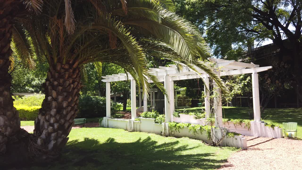 Grüne Oase in Buenos Aires, Argentinien: Stadt-, Parklandschaft Parque Chacabuco
