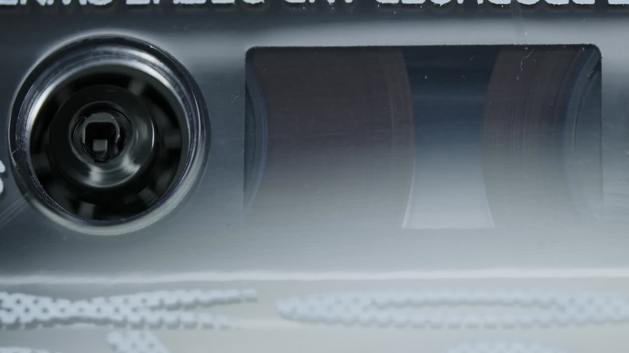 cassette de audio vintage de cerca. mecanismo de rebobinado. jugador de audio portátil.