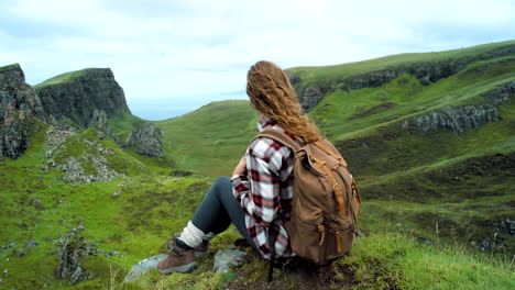 mujer haciendo senderismo en escocia