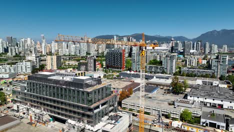 grúa torre en funcionamiento en el sitio de desarrollo en vancouver, canadá