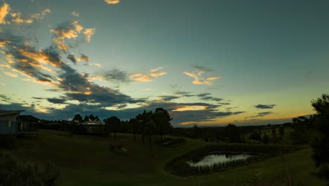 Atemberaubender-Hunter-Valley-Sonnenuntergang-Im-Zeitraffer-Mit-Sonnenstrahlen-Und-Schmelzenden-Goldenen-Wolken