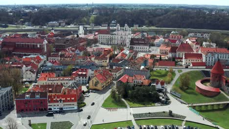 Vista-Aérea-De-La-Plaza-Del-Ayuntamiento-Del-Casco-Antiguo-De-Kaunas-En-Lituania---Hiperlapso