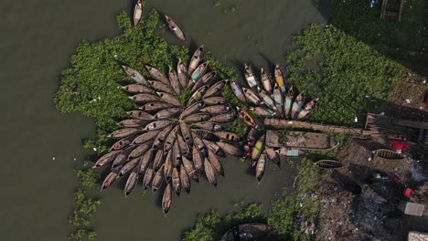 Bangladesh:-Pequeños-Botes-De-Madera-Están-Dispuestos-En-Filas-Para-Cruzar-El-Río-De-Pasajeros-En-El-Buriganga-En-Dhaka
