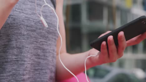 mujer caucásica escuchando música con auriculares