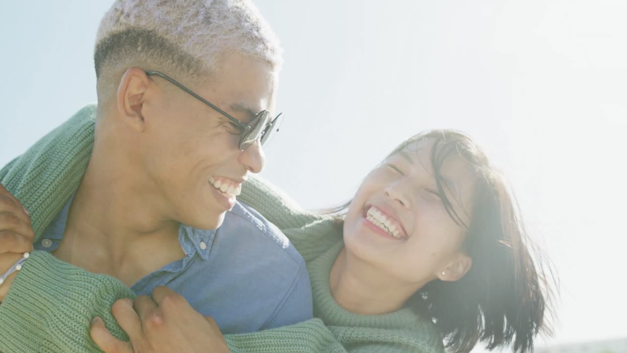 슬로우 모션으로 산책로에서  ⁇ 안고 있는 행복한 두 인종 커플