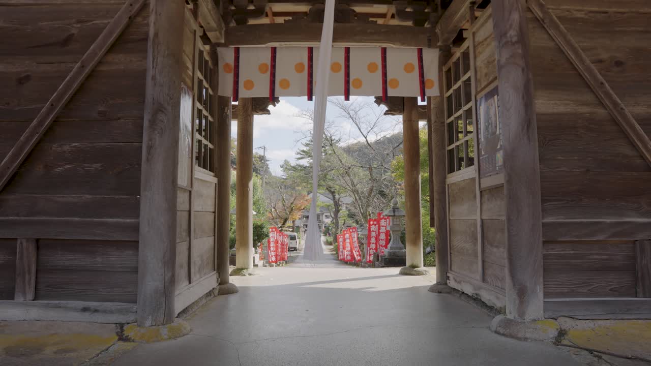 puerta del templo que conduce a kinosaki onsen, toma de establecimiento de cámara lenta