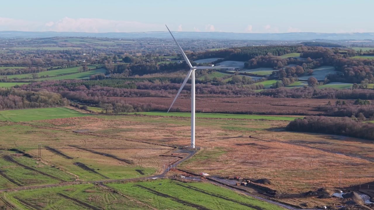 Turbina eolica in rotazione - Macchina che converte l'energia cinetica del vento in elettricità. - ripresa aerea