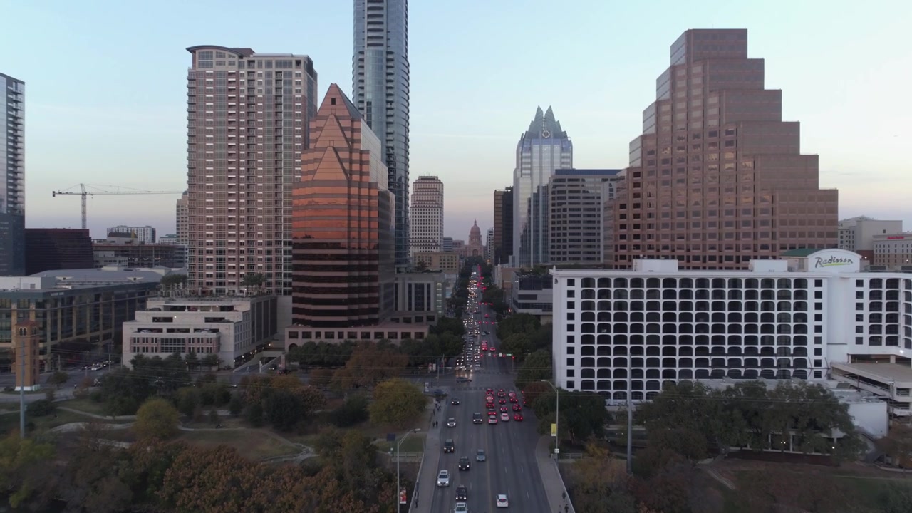 Questo video mostra una vista aerea del centro di Austin. È stato girato in 4K per la migliore qualità dell'immagine.
