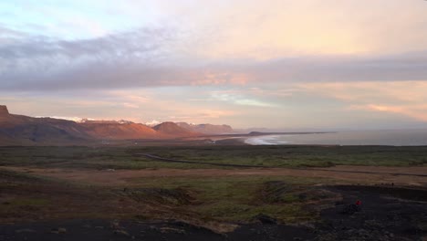 impresionantes montañas durante la puesta de sol en el oeste de islandia