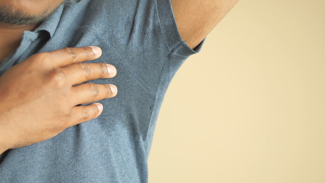 팔꿈치에 이 은 남자