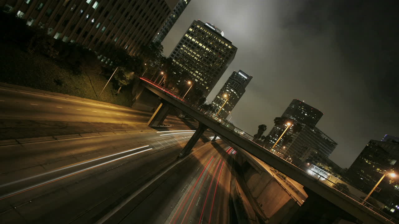 excelente toma de tráfico denso conduciendo por una concurrida autopista en el centro de los ángeles por la noche 2