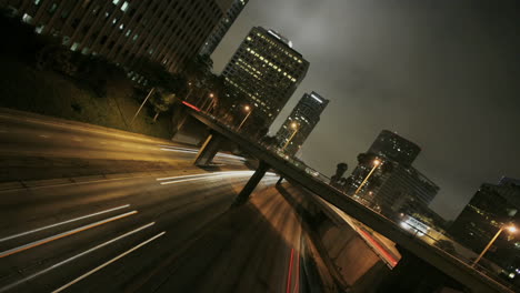 excelente toma de tráfico denso conduciendo por una concurrida autopista en el centro de los ángeles por la noche 2