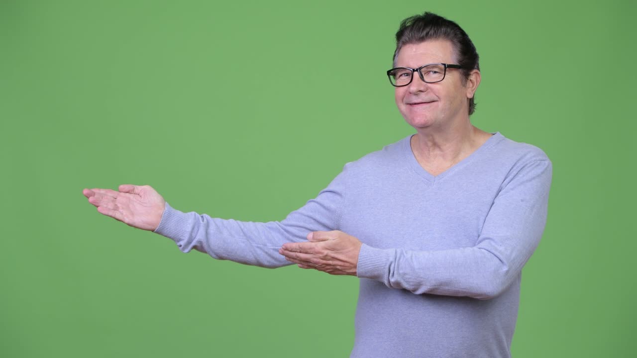 무언가를 보여주는 멋진 남자