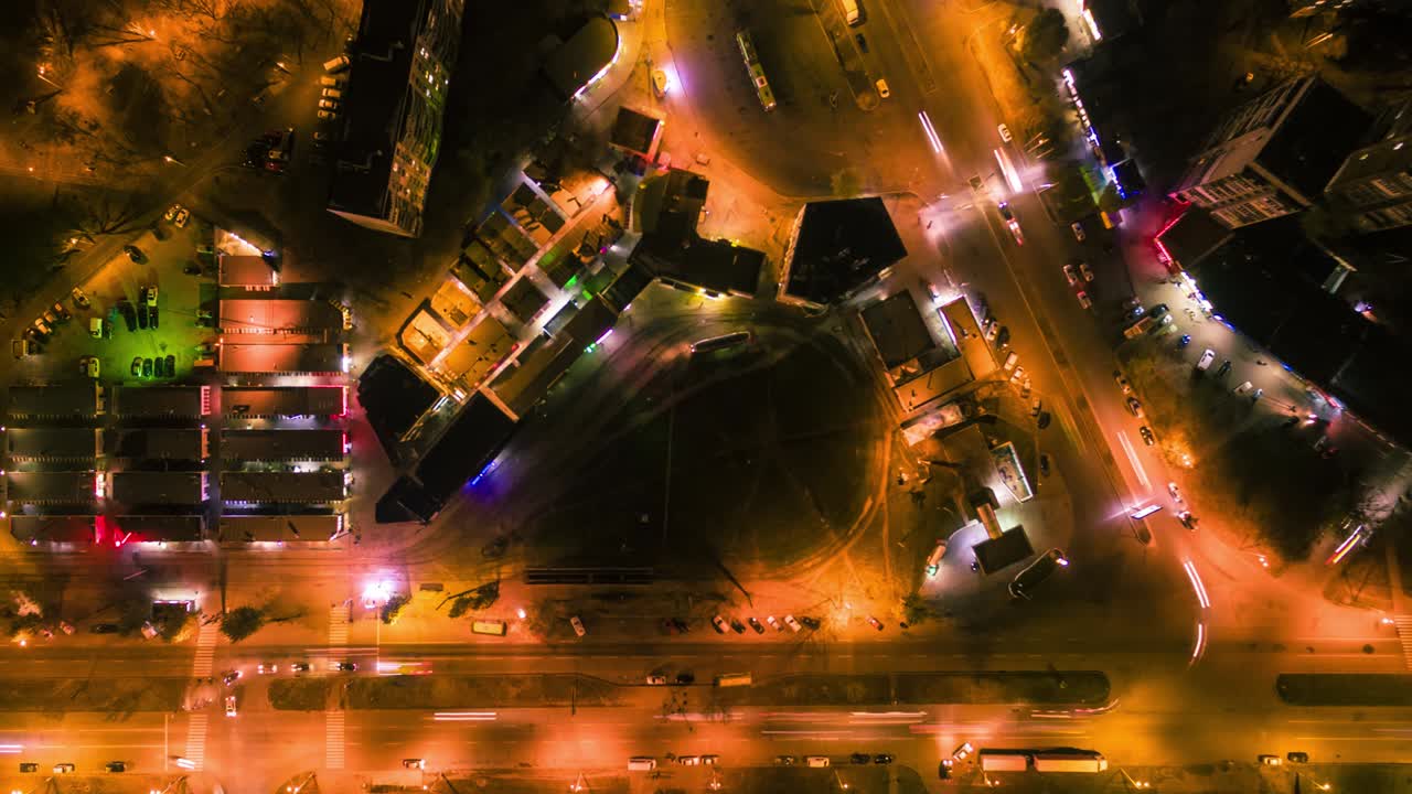 vista aérea del lapso de tiempo al tráfico en la encrucijada y en el área residencial de kharkiv