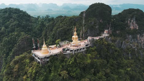 fotografía aérea del templo de la cueva del tigre en la montaña verde en krabi, tailandia