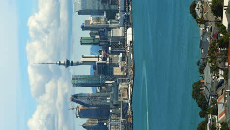 el horizonte de la ciudad de auckland y la torre del cielo en nueva zelanda - el retroceso vertical revela