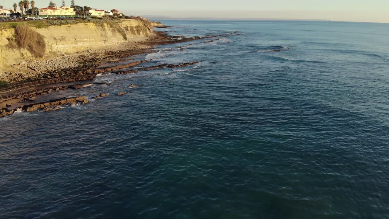 antena cruzando el mar en la costa de estoril cerca de la ciudad de cascais, portugal