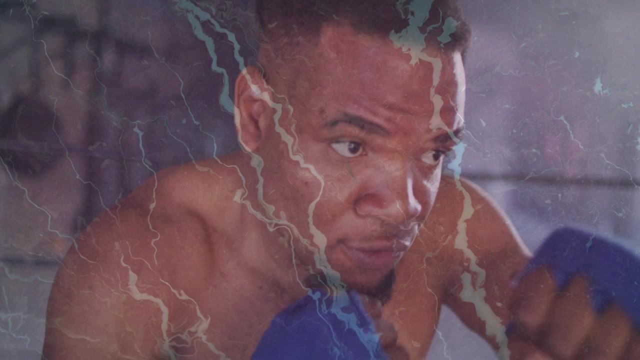 Pugile uomo che scruta il ring, poi sferra jab con fasce blu, con un effetto fulmine che intensifica l'allenamento.