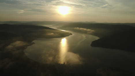 Vista-Aérea-Del-Lago-Fort-Smith-Al-Amanecer-En-Arkansas,-Estados-Unidos---Disparo-De-Drone