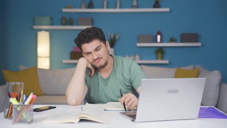 es un estudiante desesperado.