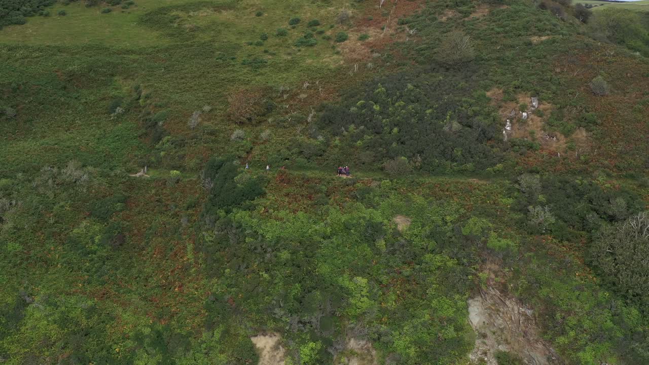 루 마을과 폴페로 마을, 콘월, 영국 사이의 남서 해안 경로에 있는 보행자들의 공중 전망
