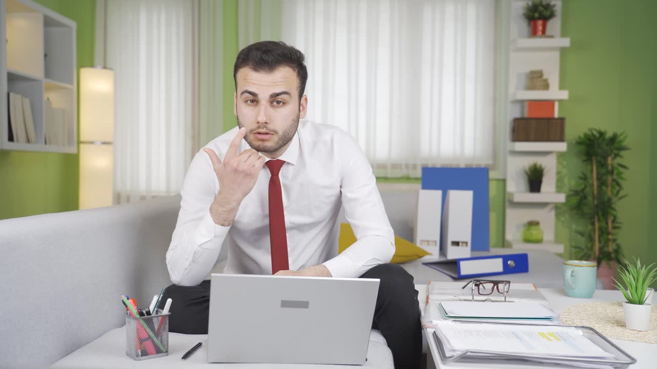 Jovem aprovando e aceitando. Ouvindo notícias e anúncios