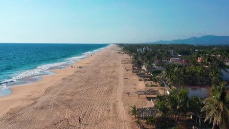sobrevuelo aéreo pie de la cuesta beach, gente jugando con cometa deslizante, méjico