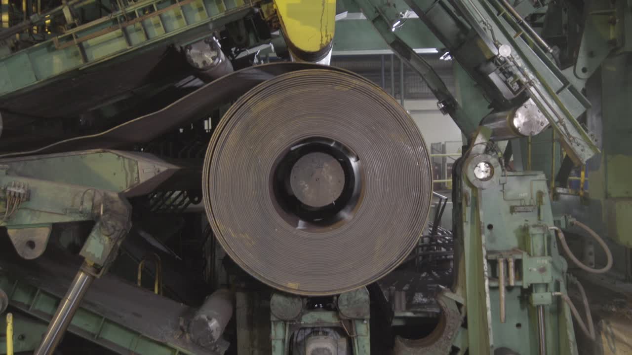 molino de laminado de acero en acción