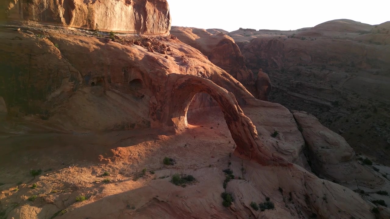 Filmato drone 4K che sorvola Moab, Utah, con l'iconico Arco Corona e il tortuoso fiume Colorado, catturando drammatici canyon di roccia rossa, paesaggi desertici e la bellezza panoramica del Sud-ovest