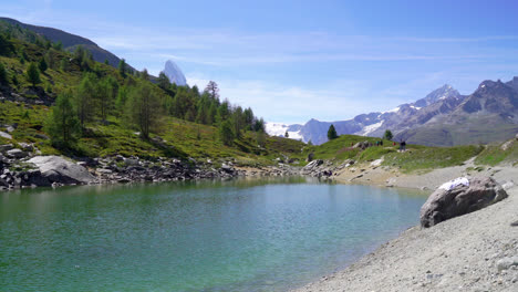 Matterhorn-with-Grunsee-Lake-in-Zermatt,-Switzerland