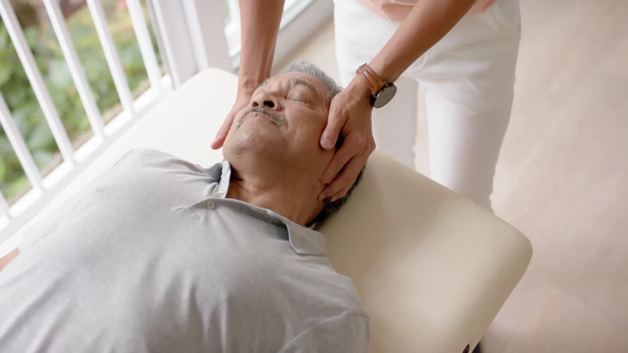 diversos fisioterapeutas masculinos aconsejando y pacientes masculinos mayores haciendo ejercicio en el sofá, en cámara lenta