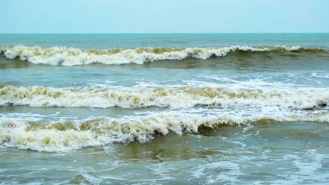 clip en cámara lenta de las olas en el mar visto desde la playa