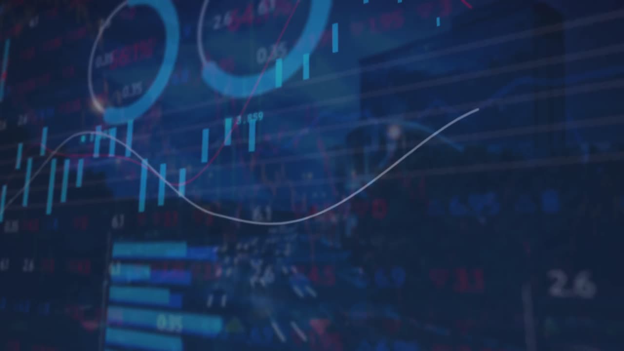 animación del procesamiento de datos estadísticos y bursátiles frente a una vista aérea del tráfico nocturno de la ciudad