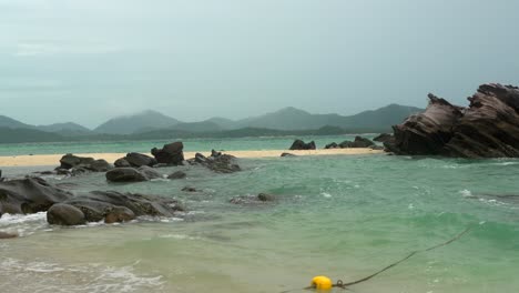 Phi-Phi-Insel-Phuket-Thailand-Tilst-Shot-Strandwellen-Und-Felsen