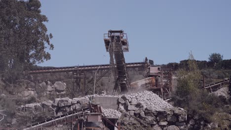 Enorme-Cinta-Transportadora-En-Medio-De-Operaciones-De-Cantera,-Una-Fusión-De-Tecnología-Y-Geología