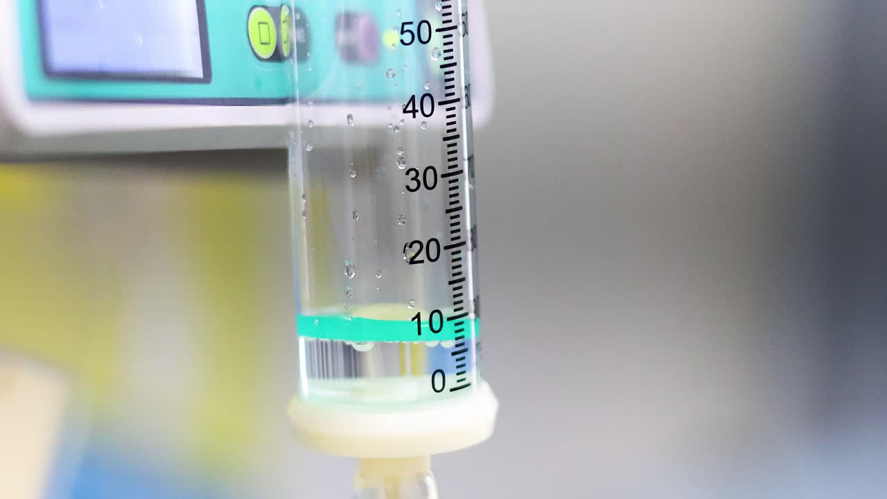 solución salina goteando en un entorno médico