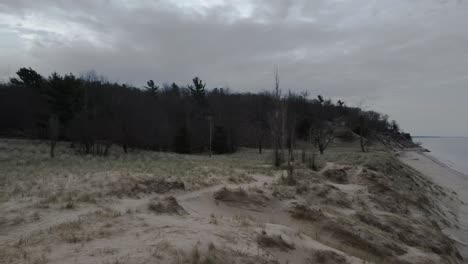 Stürmische-Wolkendecke-über-Dem-Promenadenabschnitt-Des-Parks