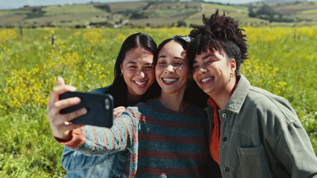 Amiche, selfie e all'aperto su un campo