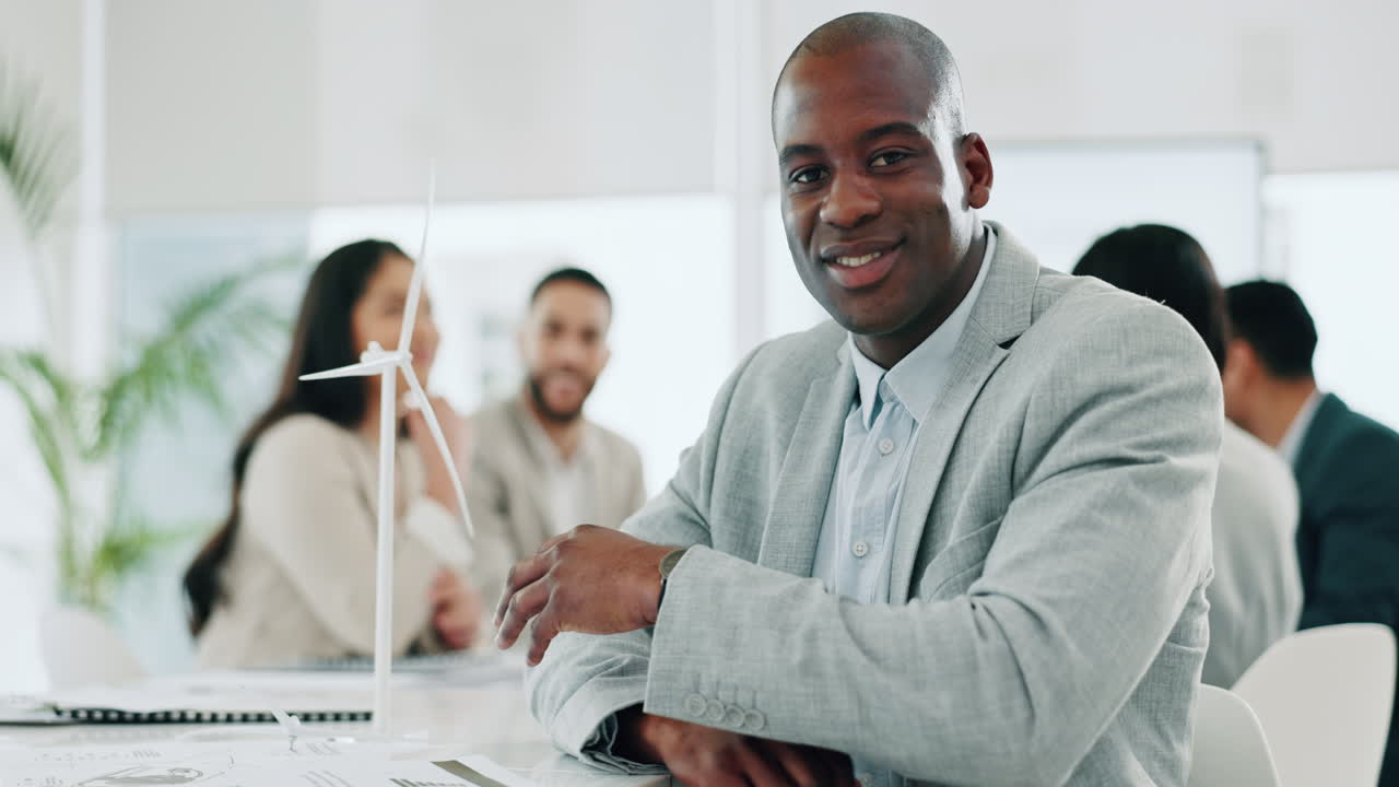 retrato de un hombre negro, sonriendo en