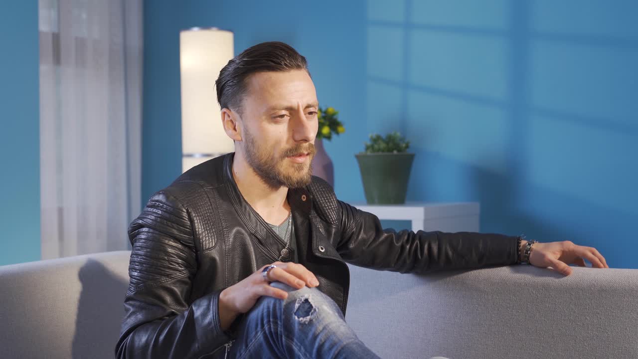 hombre pensativo y guapo confundido por el pensamiento tratando de resolver sus problemas.