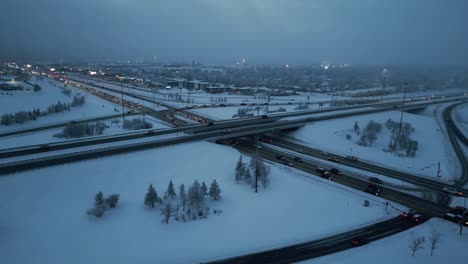 Tomas-De-Drones-Durante-Una-Helada-Noche-De-Invierno-Mientras-Los-Autos-Pasan-Por-Un-Puente-En-Una-Autopista